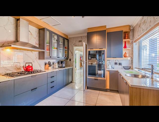 6 BEDROOM HOUSE FOR SALE IN ROBIN HILLS